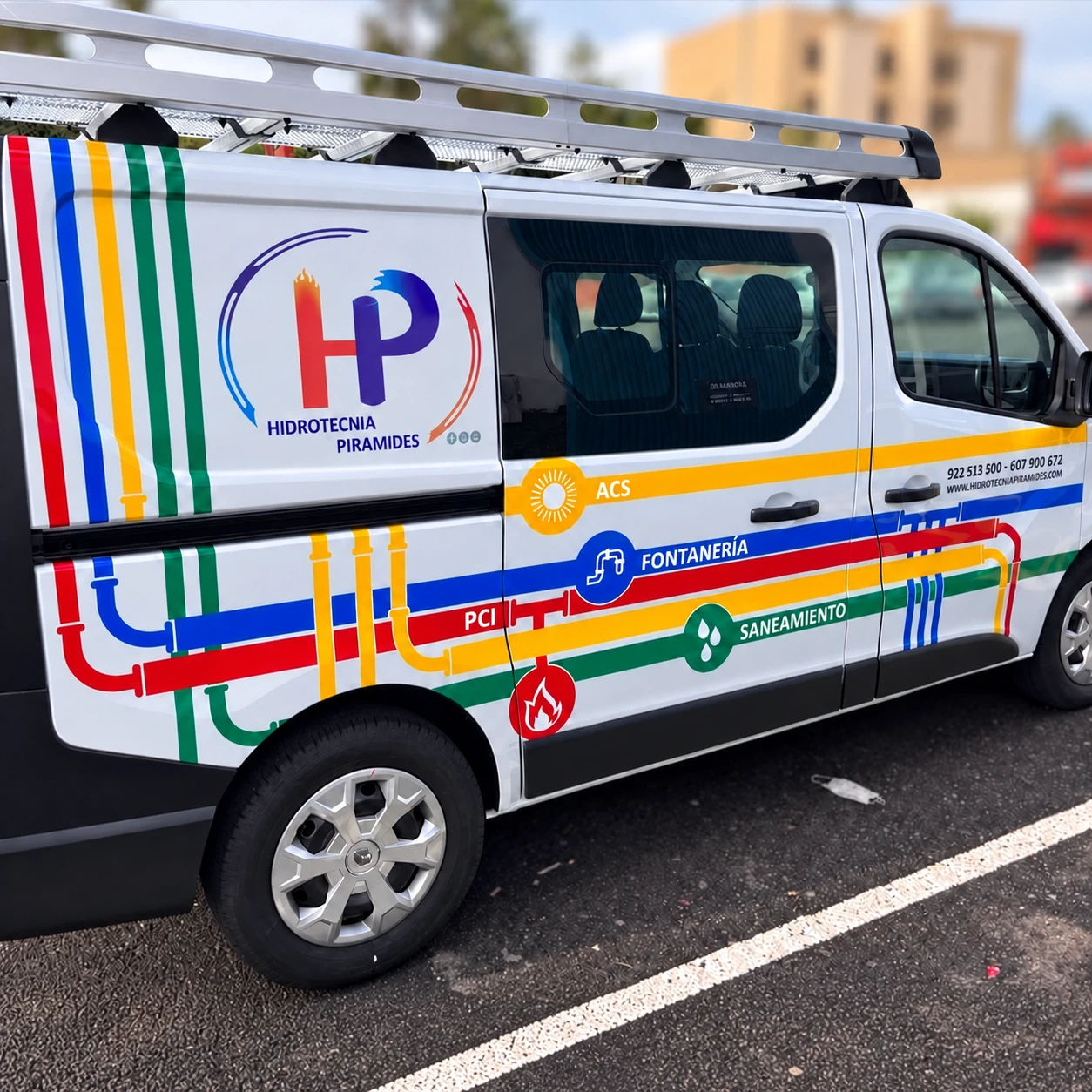 Furgoneta de Hidrotecnia Pirámides rotulada con el logotipo y los servicios de la empresa